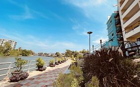 อยู่สบาย ริเวอร์ไซด์ บูทิก โฮเทล (Sha)